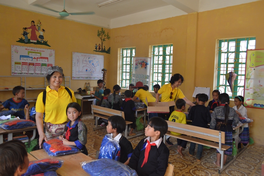 Mua áo từ thiện mùa Tết cho các em nhỏ tại Bắc Giang